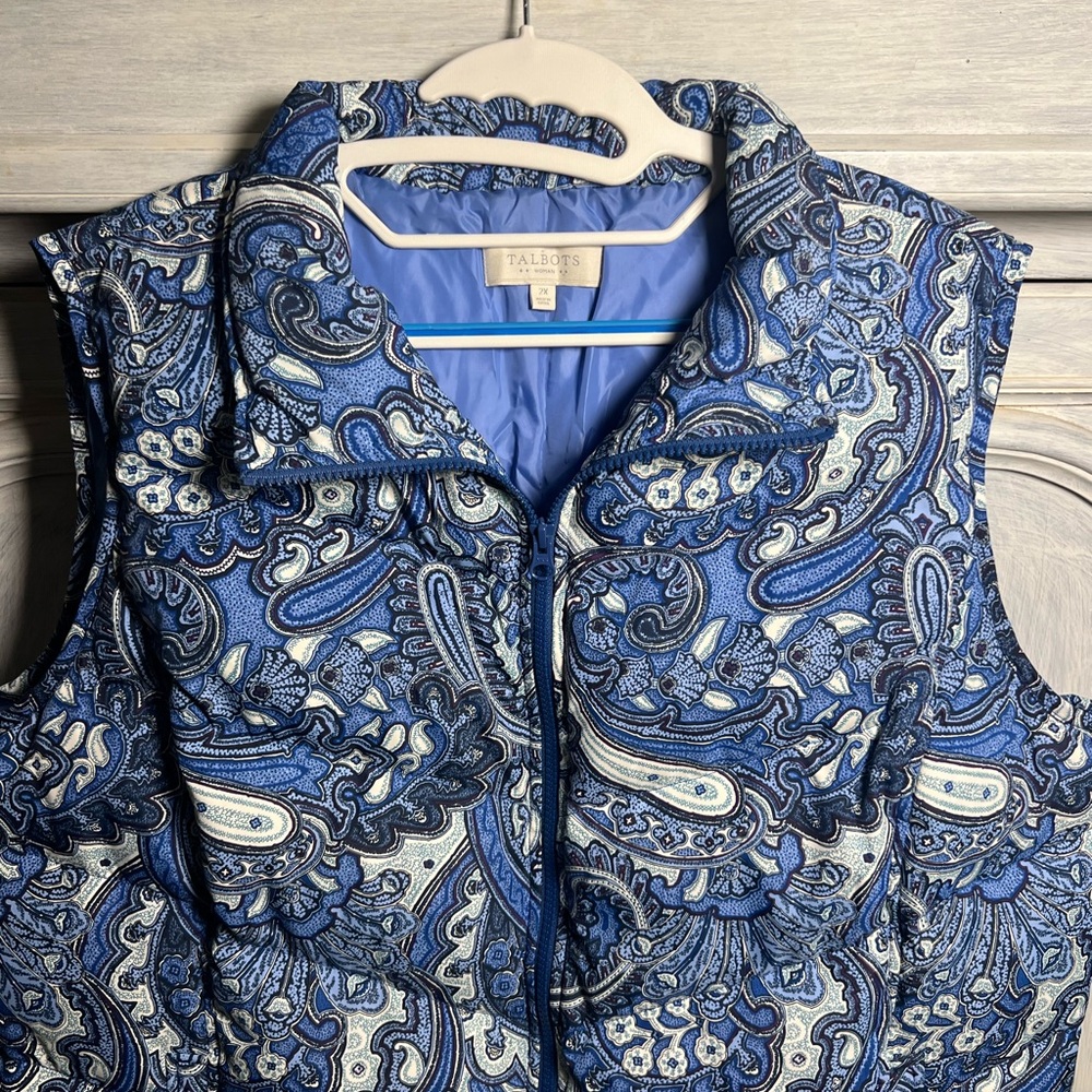 Talbots Blue & White Paisley Floral Printed Duck Down Feather Puffer Vest - Picture 4 of 7